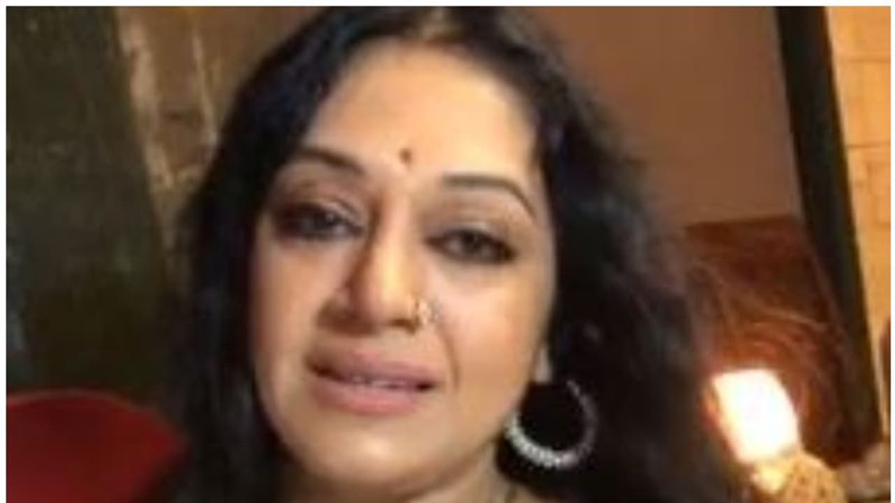 ലാലേട്ടനും മമ്മൂക്കയ്‍ക്കുമൊപ്പം അഭിനയിക്കുമോ?; ചോദ്യത്തിന് ലൈവില്‍ തകര്‍പ്പൻ മറുപടിയുമായി ശോഭന