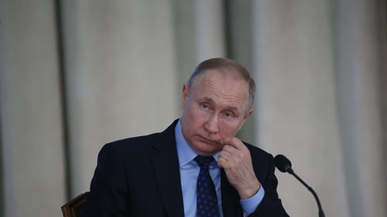 நியூயார்க்கை தட்டி தூக்கும் மாஸ்கோ..!! தலையில் கைவைத்து அமர்ந்த ரஷ்ய அதிபர் விளாடிமிர் புடின்..!! நியூயார்க்கை தட்டி தூக்கும் மாஸ்கோ..!! தலையில் கைவைத்து அமர்ந்த ரஷ்ய அதிபர் விளாடிமிர் புடின்..!!