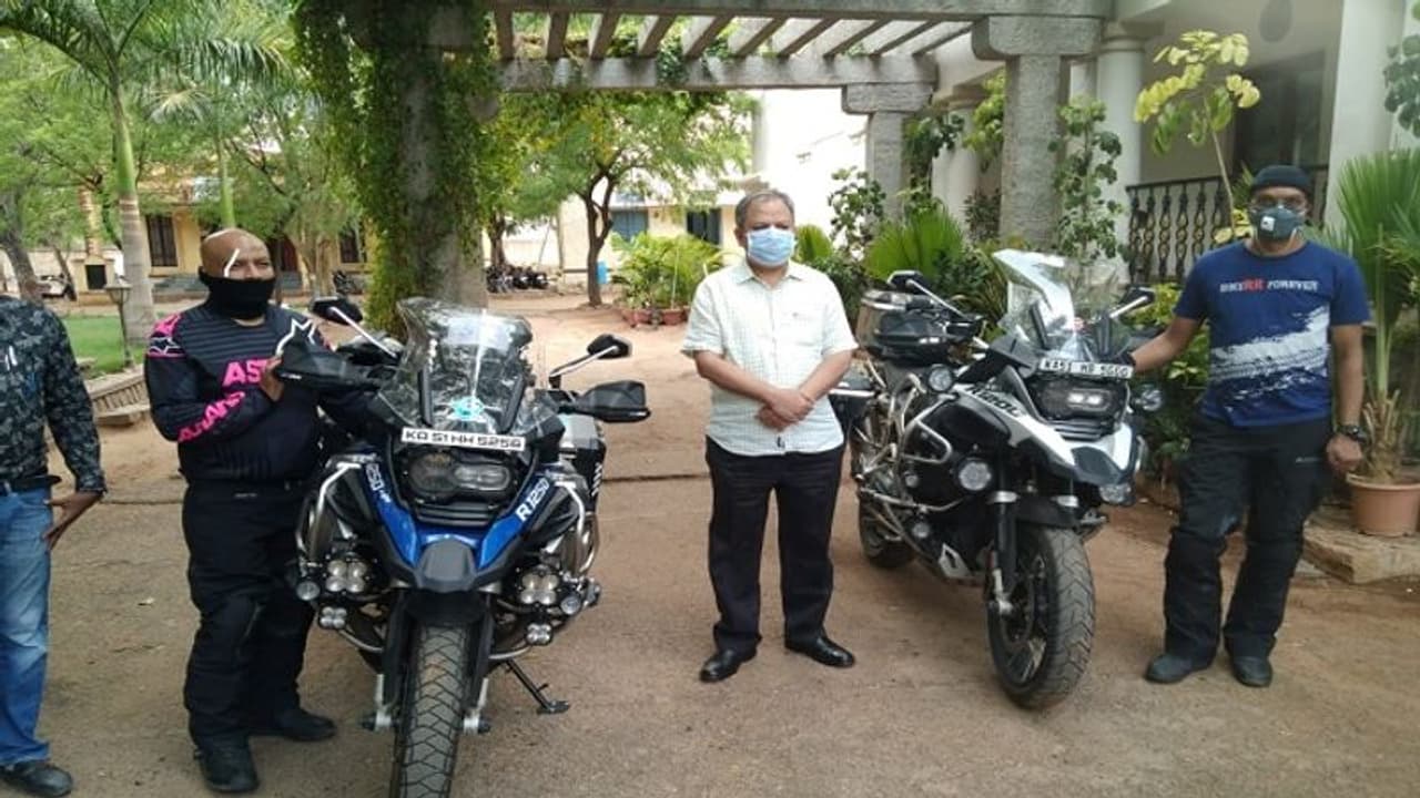 ಸಹಾಯವಾಣಿ ಮೊರೆಗೆ ಸ್ಪಂದನೆ: ಬೆಂಗಳೂರಿನಿಂದ ಬಳ್ಳಾರಿಗೆ ಬೈಕ್ನಲ್ಲಿ ಬಂತು ಕ್ಯಾನ್ಸರ್ ಔಷಧಿ! ಸಹಾಯವಾಣಿ ಮೊರೆಗೆ ಸ್ಪಂದನೆ: ಬೆಂಗಳೂರಿನಿಂದ ಬಳ್ಳಾರಿಗೆ ಬೈಕ್ನಲ್ಲಿ ಬಂತು ಕ್ಯಾನ್ಸರ್ ಔಷಧಿ!