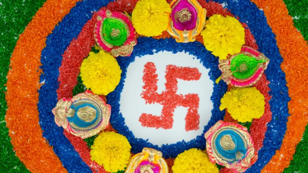 ঘরের পজেটিভ শক্তি বৃদ্ধিতে সাহায্য় করে এই চিহ্ন, জেনে নিন স্বস্তিক আঁকার বিশেষ নিয়ম ঘরের পজেটিভ শক্তি বৃদ্ধিতে সাহায্য় করে এই চিহ্ন, জেনে নিন স্বস্তিক আঁকার বিশেষ নিয়ম