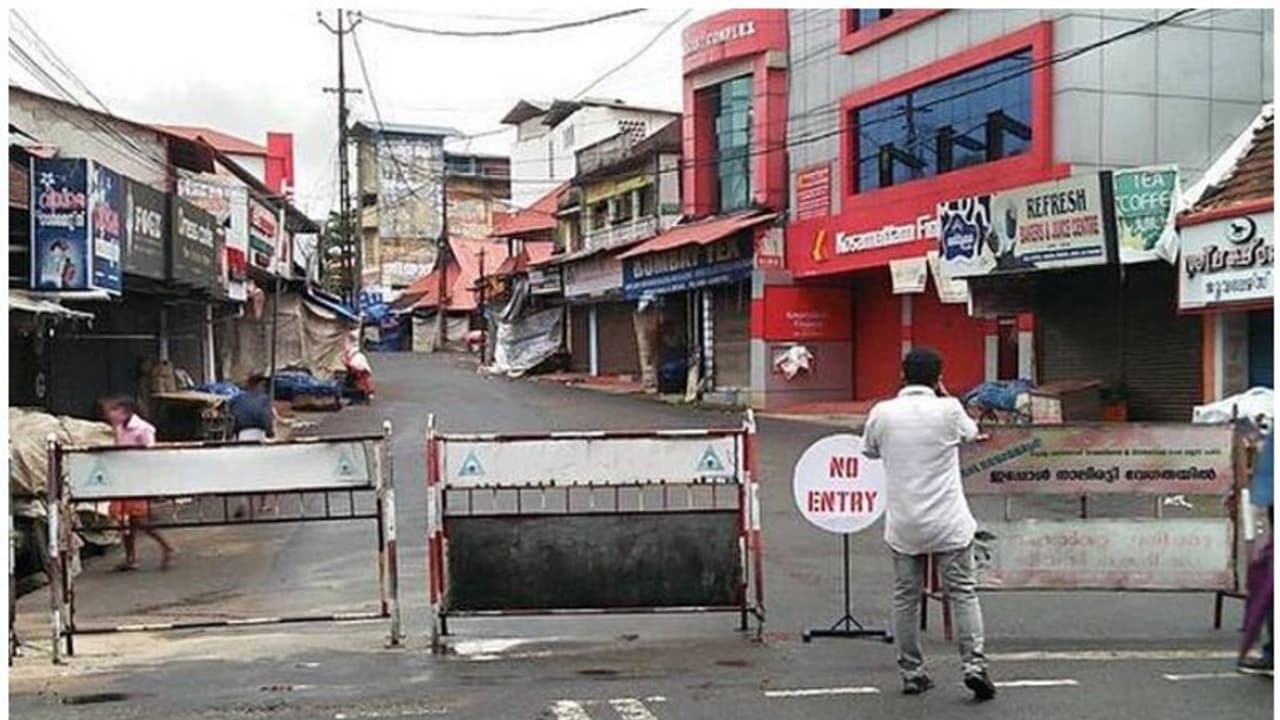 കോട്ടയത്ത് മാർക്കറ്റുകളിൽ കൂടുതൽ നിയന്ത്രണങ്ങൾ; വഴിയോരക്കച്ചവടം നിരോധിച്ചു കോട്ടയത്ത് മാർക്കറ്റുകളിൽ കൂടുതൽ നിയന്ത്രണങ്ങൾ; വഴിയോരക്കച്ചവടം നിരോധിച്ചു