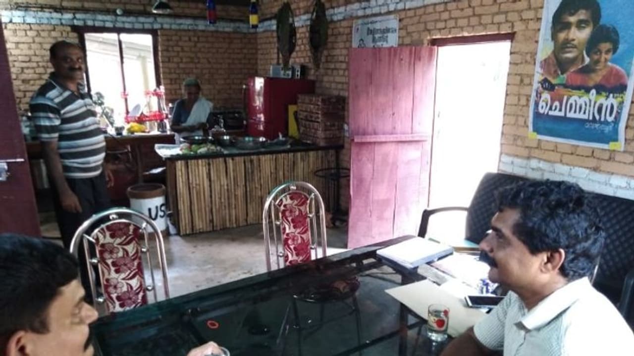 ഭക്ഷണത്തോടൊപ്പം സംഗീതവും ഗൃഹാതുരതയും സംയോജിപ്പിച്ച് പൊലീസ് ഭക്ഷണശാല; ചുമരിൽ ഇടം പിടിച്ച് ചെമ്മീനും ശരപഞ്ചരവും ഭക്ഷണത്തോടൊപ്പം സംഗീതവും ഗൃഹാതുരതയും സംയോജിപ്പിച്ച് പൊലീസ് ഭക്ഷണശാല; ചുമരിൽ ഇടം പിടിച്ച് ചെമ്മീനും ശരപഞ്ചരവും