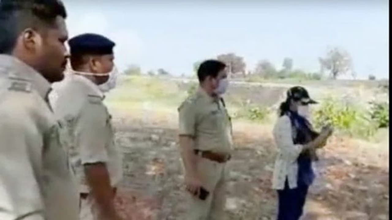 लॉकडाउन में शर्मनाक घटना:7 हवानों ने लड़की से बारी बारी किया रेप, भाई बचाने आया तो उसे कुए में फेंका लॉकडाउन में शर्मनाक घटना:7 हवानों ने लड़की से बारी बारी किया रेप, भाई बचाने आया तो उसे कुए में फेंका