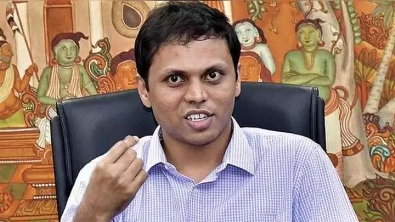 വടകരയിലെ കൊവിഡ് രോഗി രാത്രി കടത്തിണ്ണയിൽ ഉറങ്ങേണ്ടി വന്ന സംഭവത്തിൽ അന്വേഷണം തുടങ്ങി വടകരയിലെ കൊവിഡ് രോഗി രാത്രി കടത്തിണ്ണയിൽ ഉറങ്ങേണ്ടി വന്ന സംഭവത്തിൽ അന്വേഷണം തുടങ്ങി