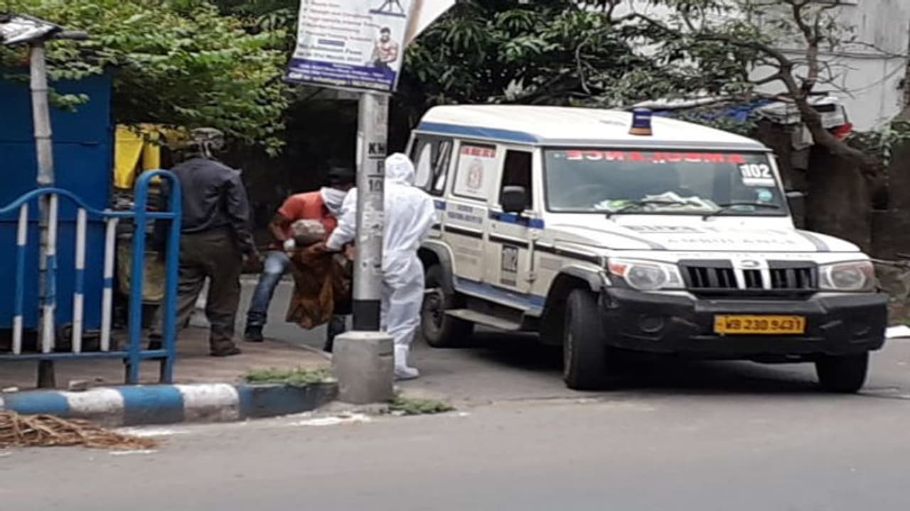 ফুটপাতে রোগী ফেলে পালানোর চেষ্টা পিপিই বেশধারী স্বাস্থ্যকর্মীদের, দেখুন ভিডিও ফুটপাতে রোগী ফেলে পালানোর চেষ্টা পিপিই বেশধারী স্বাস্থ্যকর্মীদের, দেখুন ভিডিও