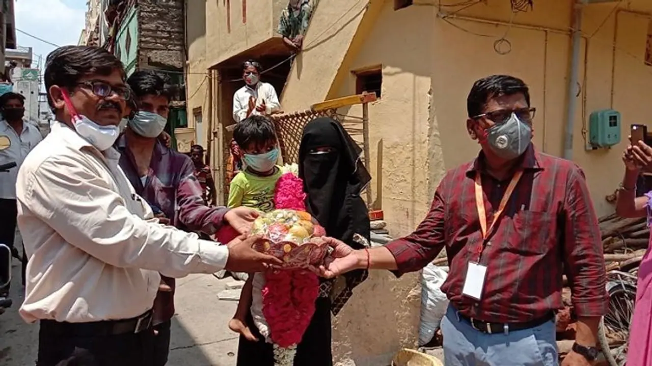 ಮಹಾಮಾರಿ ಕೊರೋನಾ ಗೆದ್ದ ಪೋರನಿಗೆ ಹಾರ ಹಾಕಿ ಭರ್ಜರಿ ಸ್ವಾಗತ..! ಮಹಾಮಾರಿ ಕೊರೋನಾ ಗೆದ್ದ ಪೋರನಿಗೆ ಹಾರ ಹಾಕಿ ಭರ್ಜರಿ ಸ್ವಾಗತ..!