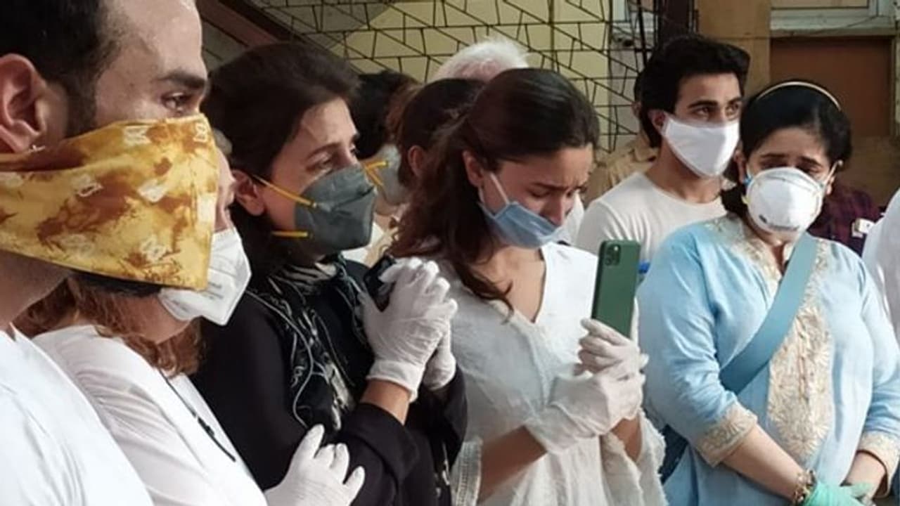 ঋষির শেষকৃত্যের সময় ফোন হাতে কী করছিলেন আলিয়া, হৈচৈ নেটদুনিয়ায়