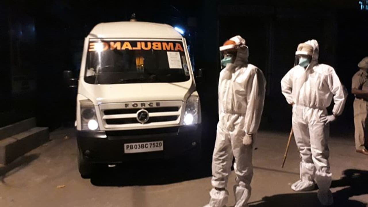 కర్నూలు మెడికల్ కాలేజీలో కలకలం: హాస్టల్లో వంటమనిషికి పాజిటివ్ కర్నూలు మెడికల్ కాలేజీలో కలకలం: హాస్టల్లో వంటమనిషికి పాజిటివ్