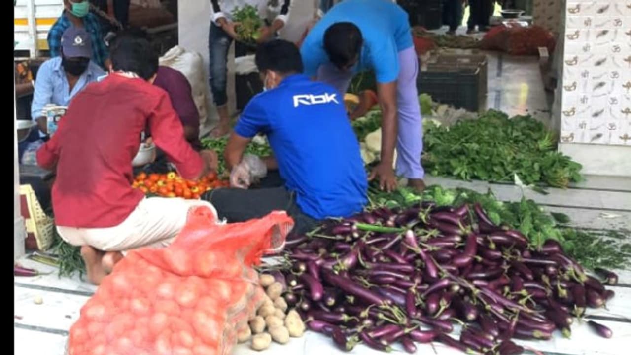 যা নেবে, তাই 'পঞ্চাশ টাকা', করোনা রুখতে লকডাউনে নয়া উদ্যোগ যা নেবে, তাই 'পঞ্চাশ টাকা', করোনা রুখতে লকডাউনে নয়া উদ্যোগ