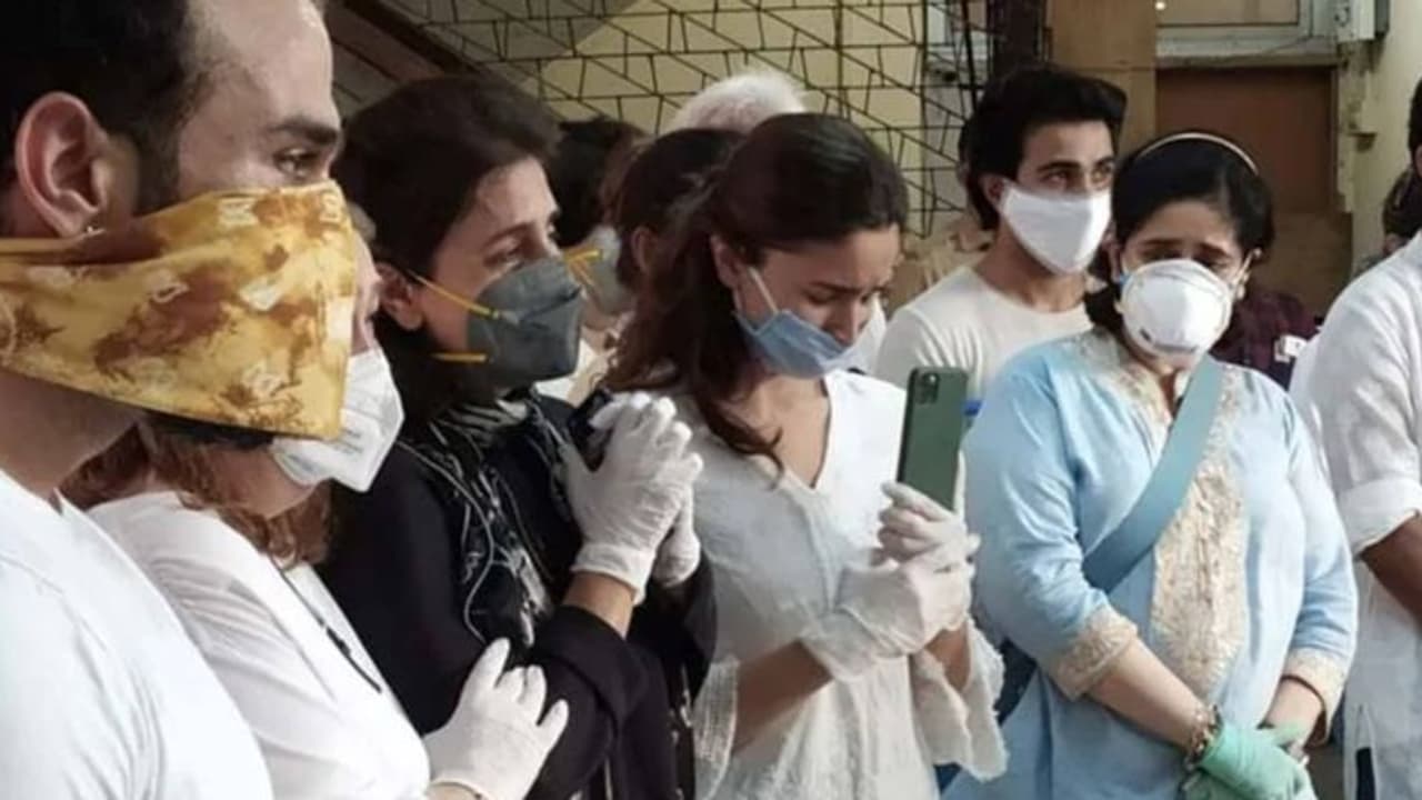 മകളുടെ അസാന്നിദ്ധ്യത്തില്‍ ഋഷി കപൂറിന് അന്ത്യവിശ്രമം; സംസ്കാരച്ചടങ്ങുകള്‍ വീഡിയോയിലൂടെ കണ്ട് റിദ്ധിമ