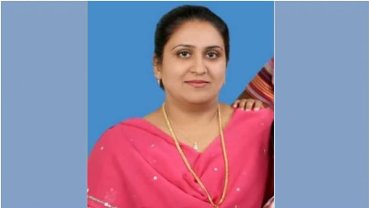 അമ്മയെ അവസാനമായി കാണാന്‍ പോലും കഴിയാതെ മക്കള്‍; കൊവിഡ് ബാധിച്ച് യുഎഇയില്‍ മരിച്ച അധ്യാപികയ്ക്ക് യാത്രാമൊഴി