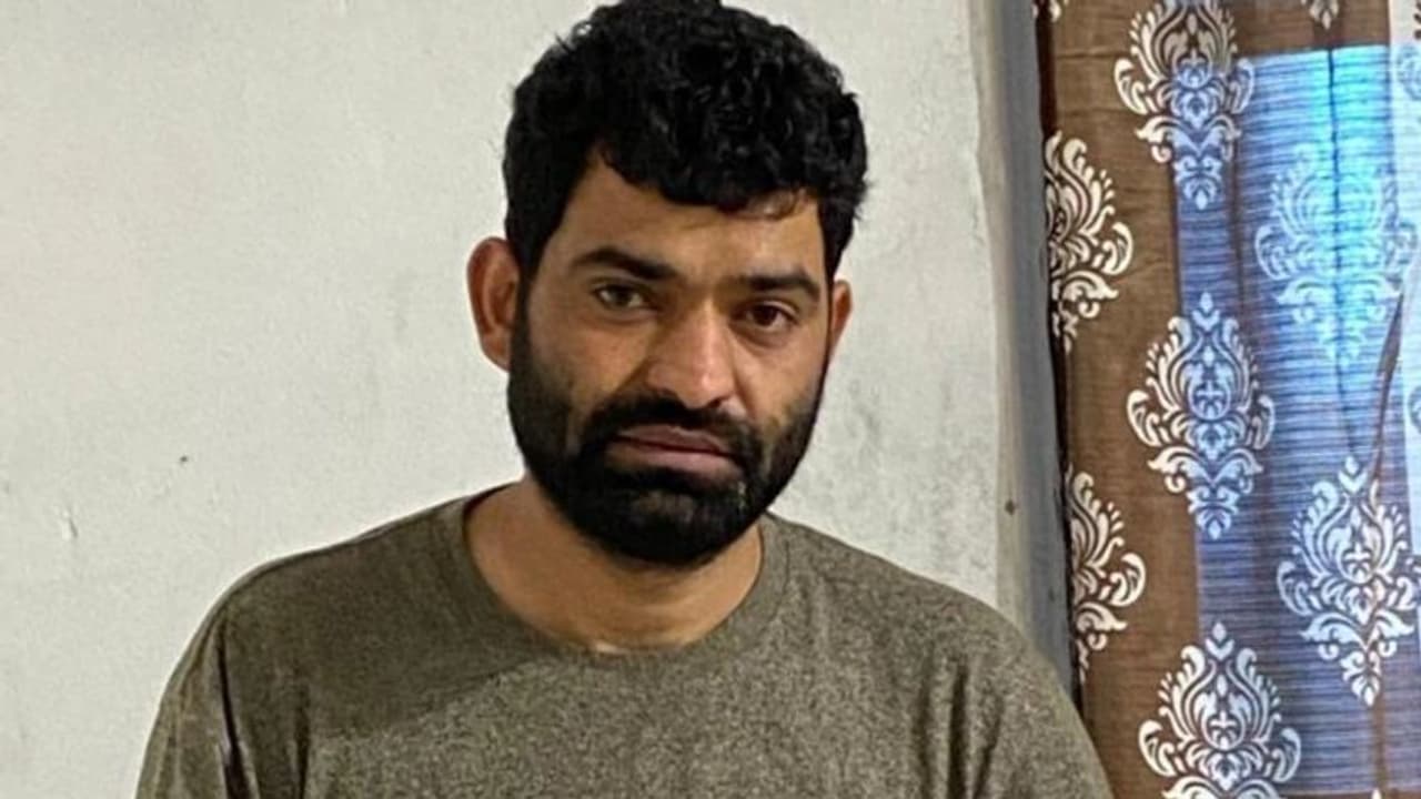 തീവ്രവാദികള്ക്ക് ആയുധമെത്തിച്ച ബിജെപി പിന്തുണയുള്ള നേതാവ് അറസ്റ്റില് തീവ്രവാദികള്ക്ക് ആയുധമെത്തിച്ച ബിജെപി പിന്തുണയുള്ള നേതാവ് അറസ്റ്റില്