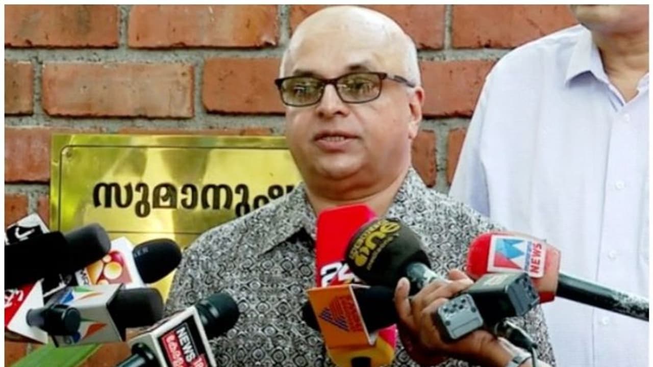 പൊതുയിടത്തിൽ മാസ്ക് ധരിക്കാതെ ചീഫ് സെക്രട്ടറി ടോം ജോസ്