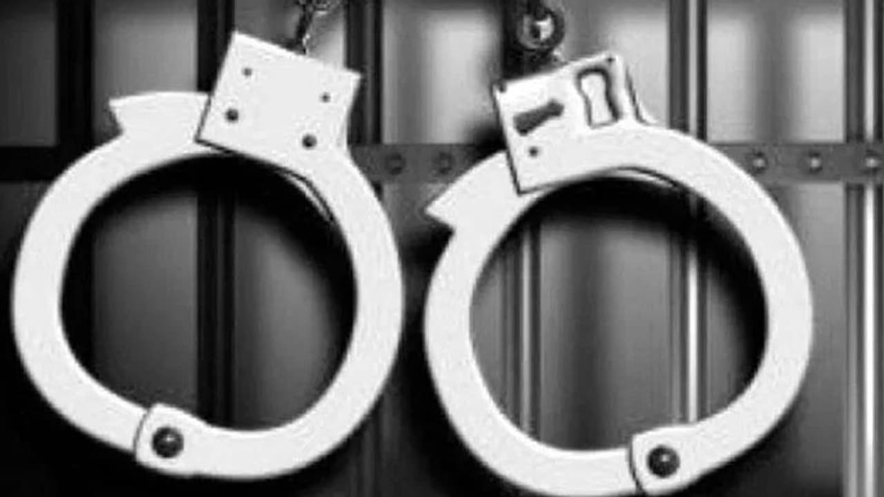 30 రూపాయల కోసం కస్టమర్ ను కత్తెరతో పొడిచిన టైలర్... 30 రూపాయల కోసం కస్టమర్ ను కత్తెరతో పొడిచిన టైలర్...