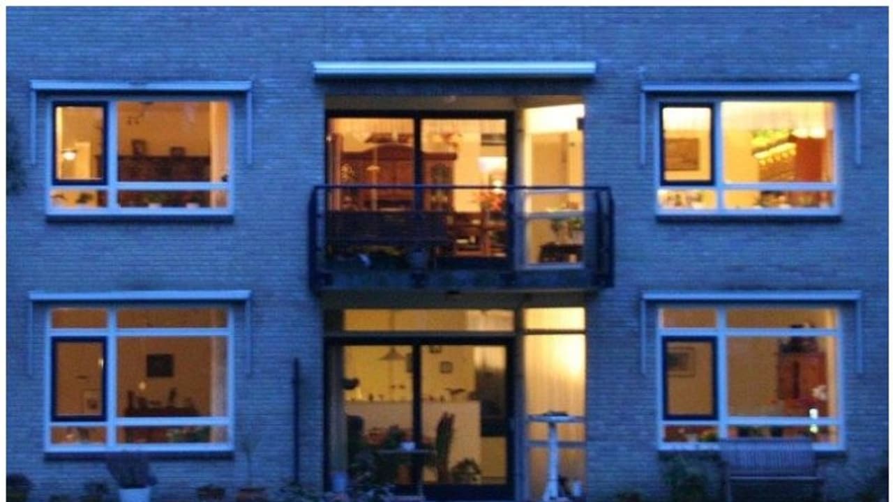 ഒരിക്കലും മറയ്ക്കാത്ത ജനലുകളുള്ള വീടുകള്‍; എന്തുകൊണ്ടാണിവര്‍ ജനലുകള്‍ക്ക് കര്‍ട്ടനിടാത്തത്?