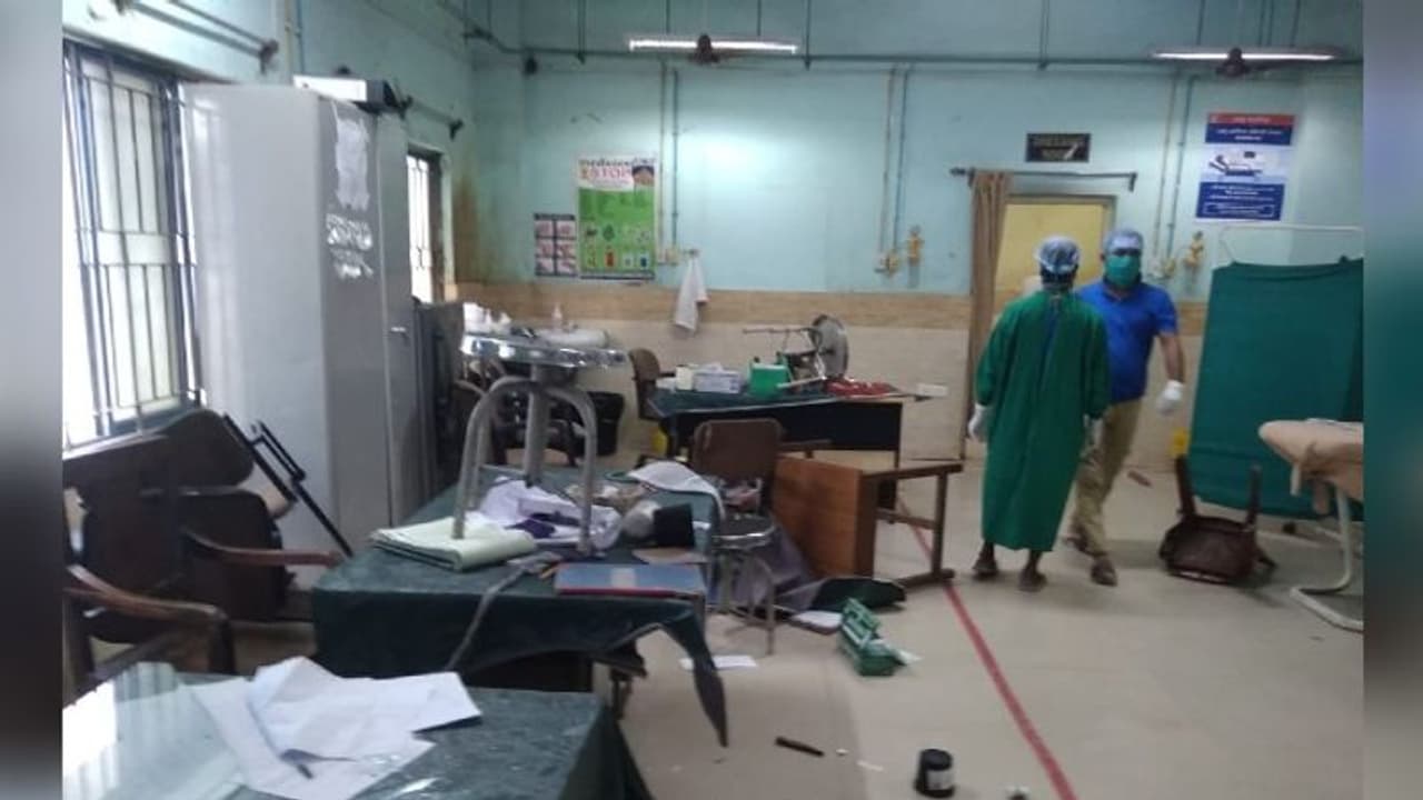 করোনা উপসর্গ সহ বৃহন্নলার মৃত্যুতে রণক্ষেত্র সাগরদত্ত মেডিক্যাল কলেজ, ব্যাপক ভাঙচুর স্থানীয়দের করোনা উপসর্গ সহ বৃহন্নলার মৃত্যুতে রণক্ষেত্র সাগরদত্ত মেডিক্যাল কলেজ, ব্যাপক ভাঙচুর স্থানীয়দের