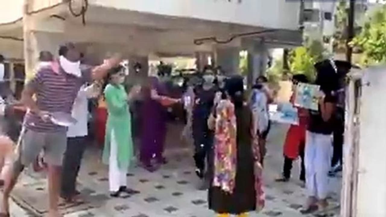 প্রধানমন্ত্রীর শেয়ার করা ভাইরাল ভিডিও, দেখুন হাসপাতাল থেকে ফিরে কী ভাবে ঘরে ঢুকলেন চিকিৎসক প্রধানমন্ত্রীর শেয়ার করা ভাইরাল ভিডিও, দেখুন হাসপাতাল থেকে ফিরে কী ভাবে ঘরে ঢুকলেন চিকিৎসক