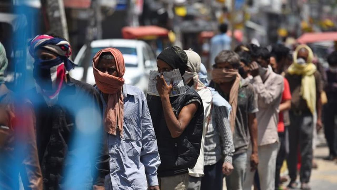 ഒരുമാസമായി ജോലിയില്ല, ട്രെയിൻ ടിക്കറ്റിനുള്ള പണത്തിന് നെട്ടോട്ടമോടി കേരളത്തിലെ അതിഥി തൊഴിലാളികള്‍