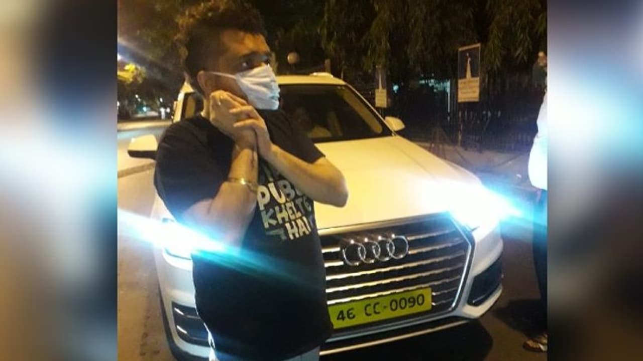 দক্ষিণ কোরিয়া দূতাবাসের নম্বর ভাঁড়ানো গাড়ি নিয়ে মদ্যপ অবস্থায় বেপরোয়া ড্রাইভ, গ্রেফতার ৩ দক্ষিণ কোরিয়া দূতাবাসের নম্বর ভাঁড়ানো গাড়ি নিয়ে মদ্যপ অবস্থায় বেপরোয়া ড্রাইভ, গ্রেফতার ৩