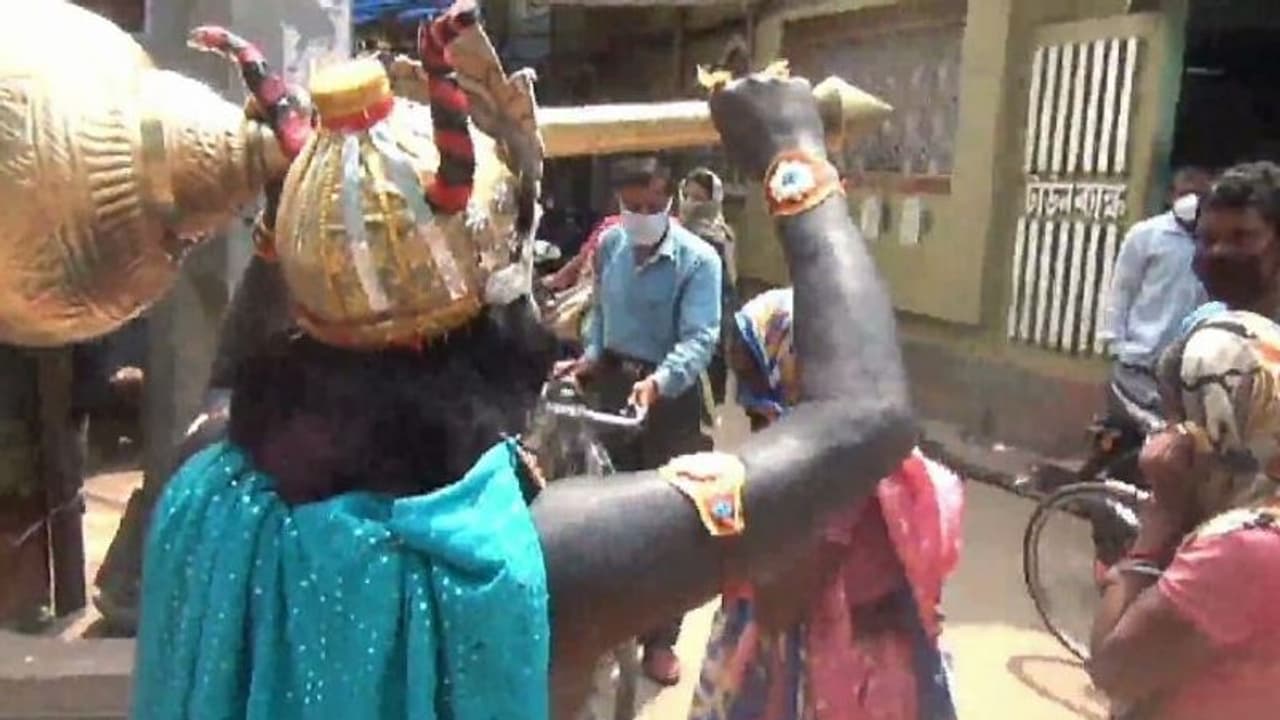 'মৃত্যুদূত' করোনা, মানুষকে সচেতন করতে রাস্তায় ঘুরলেন 'যমরাজ' 'মৃত্যুদূত' করোনা, মানুষকে সচেতন করতে রাস্তায় ঘুরলেন 'যমরাজ'