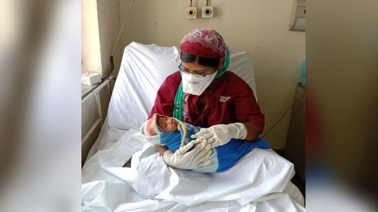 করোনার গ্রাসে শ্বশুর স্বামী, অদম্য সাহসে সন্তানের জন্ম দিল কোভিড পজিটিভ নাজমা
