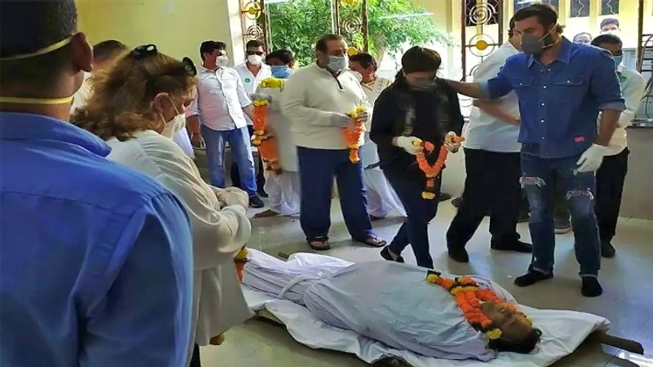 ঋষি কাপুরের শেষ কৃত্য পালনের আগে হাসপাতালে হিন্দু মতে আচার বিধি পালন করছেন রণবীর, দেখুন ভিডিও ঋষি কাপুরের শেষ কৃত্য পালনের আগে হাসপাতালে হিন্দু মতে আচার বিধি পালন করছেন রণবীর, দেখুন ভিডিও