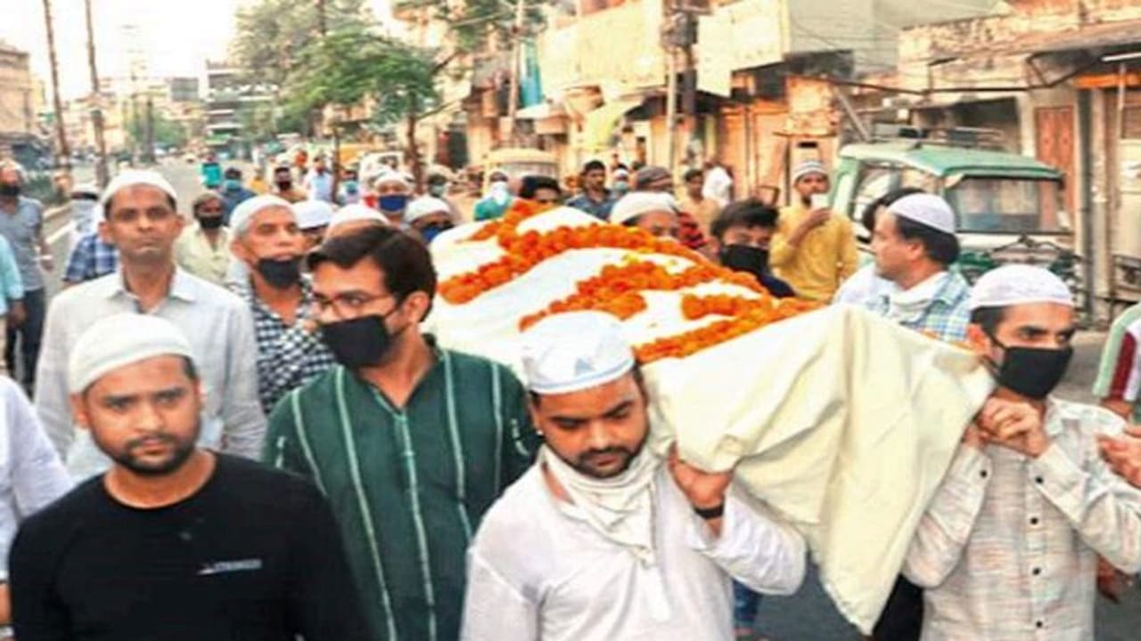 Humanity in Lockdown: Fasting Muslim men gave shoulders to Hindu priest's Bier in Meerut Humanity in Lockdown: Fasting Muslim men gave shoulders to Hindu priest's Bier in Meerut