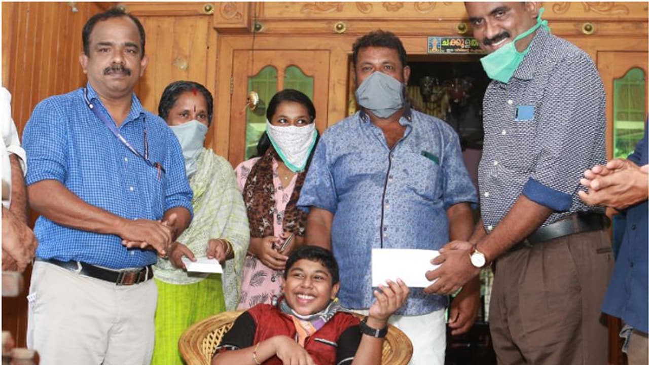 വികലാംഗ പെന്‍ഷനായി ലഭിച്ച തുക ദുരിതാശ്വാസ നിധിയിലേക്ക് നല്‍കി ആറാംക്ലാസുകാരന്‍