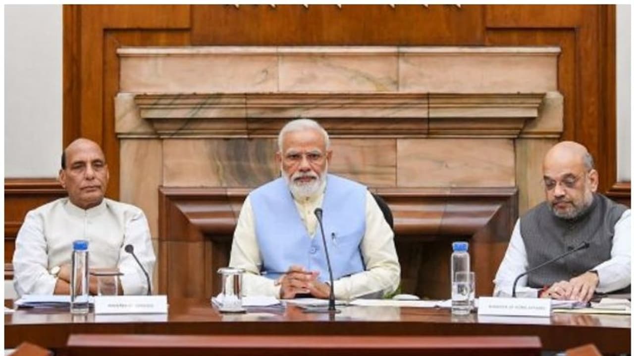 മൂന്നാംഘട്ട ലോക്ക്ഡൗണ് നടപടികൾ കേന്ദ്രം ഇന്ന് വിലയിരുത്തും; പ്രധാനമന്ത്രിയുടെ അഭിസംബോധന എപ്പോഴെന്ന് ഇന്നറിയാം മൂന്നാംഘട്ട ലോക്ക്ഡൗണ് നടപടികൾ കേന്ദ്രം ഇന്ന് വിലയിരുത്തും; പ്രധാനമന്ത്രിയുടെ അഭിസംബോധന എപ്പോഴെന്ന് ഇന്നറിയാം