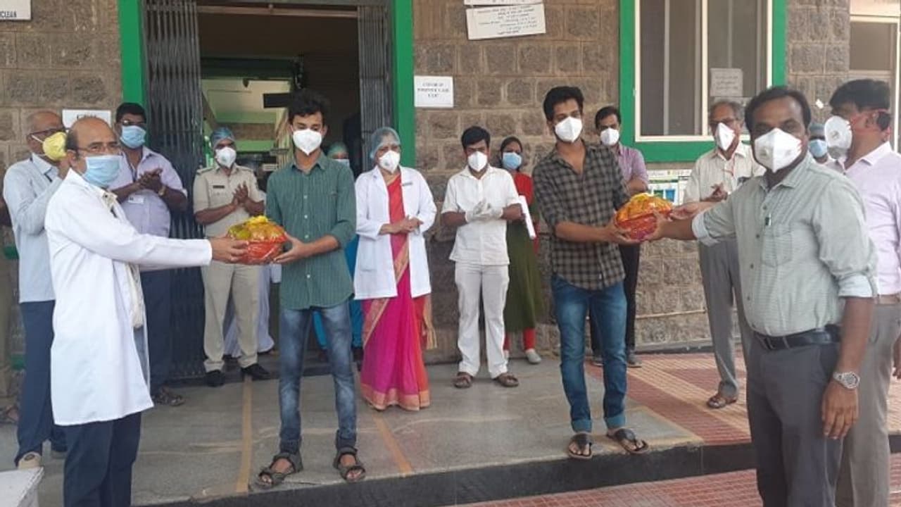 ಬಳ್ಳಾರಿ ಜಿಲ್ಲೆಯಲ್ಲಿ 13 ರಿಂದ 6 ಕ್ಕಿಳಿದ ಕೊರೋನಾ ಸೋಂಕಿತರ ಸಂಖ್ಯೆ! ಬಳ್ಳಾರಿ ಜಿಲ್ಲೆಯಲ್ಲಿ 13 ರಿಂದ 6 ಕ್ಕಿಳಿದ ಕೊರೋನಾ ಸೋಂಕಿತರ ಸಂಖ್ಯೆ!