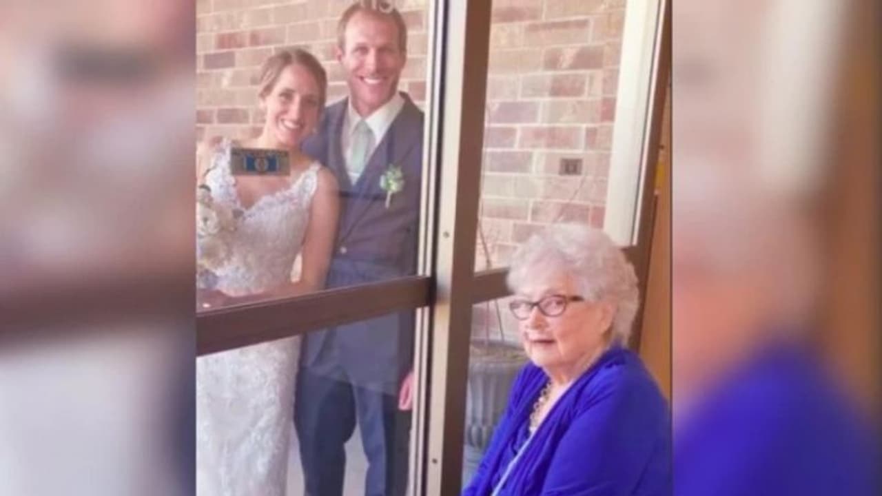 ചില്ലുവാതിലിനിപ്പുറം നിന്ന് മുത്തശ്ശിയുടെ അനുഗ്രഹം വാങ്ങി; ഇത് കൊറോണക്കാലത്തെ വിവാഹം ! ചില്ലുവാതിലിനിപ്പുറം നിന്ന് മുത്തശ്ശിയുടെ അനുഗ്രഹം വാങ്ങി; ഇത് കൊറോണക്കാലത്തെ വിവാഹം !