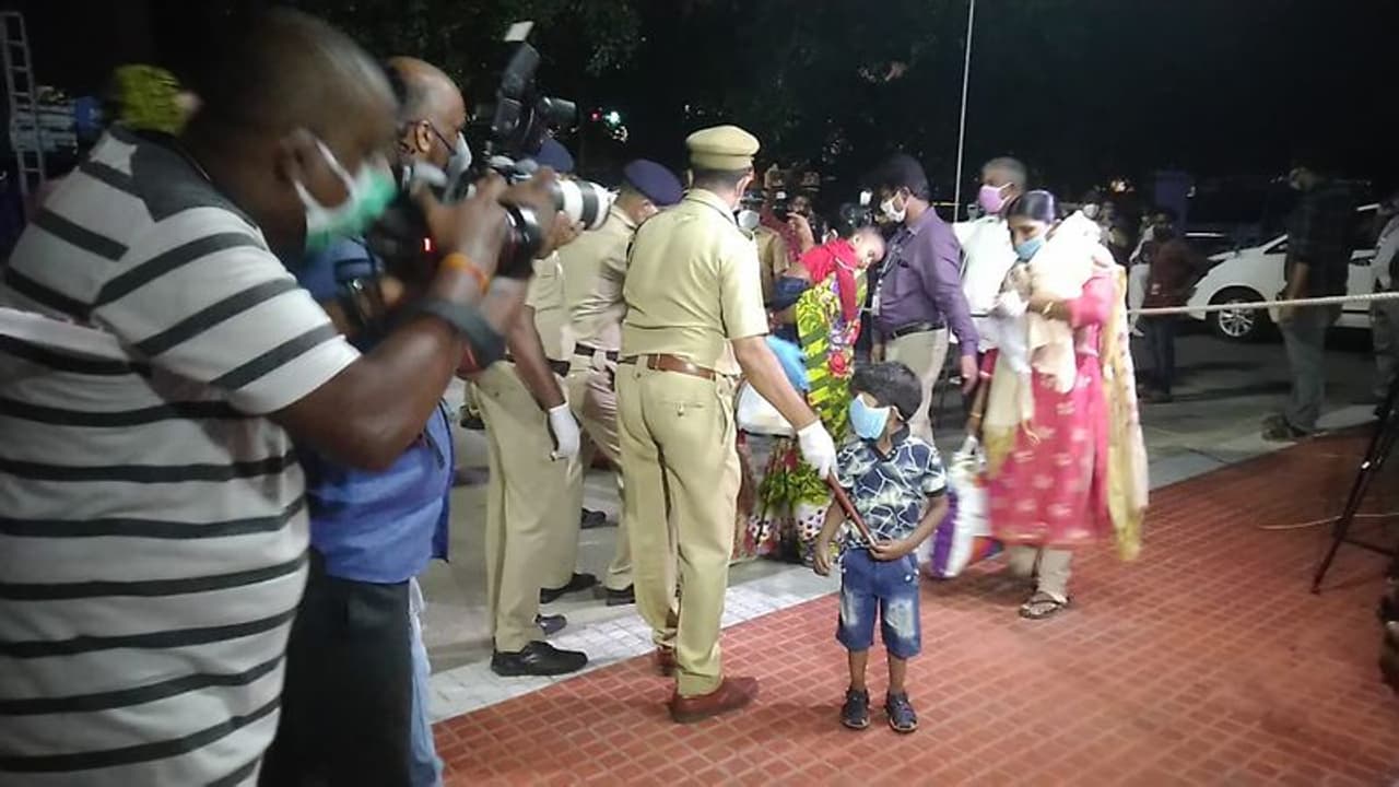 കൊച്ചിയില് നിന്ന് ഒഡിഷയിലേക്കും ബിഹാറിലേക്കും മടങ്ങാന് തൊഴിലാളികള് റെയില്വേക്ക് നല്കിയത് 32 ലക്ഷം രൂപ കൊച്ചിയില് നിന്ന് ഒഡിഷയിലേക്കും ബിഹാറിലേക്കും മടങ്ങാന് തൊഴിലാളികള് റെയില്വേക്ക് നല്കിയത് 32 ലക്ഷം രൂപ