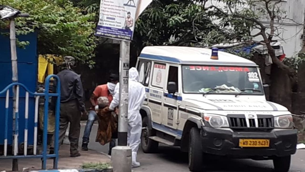 Health workers in ambulance try to flee leaving patient on sidewalk in Kolkata