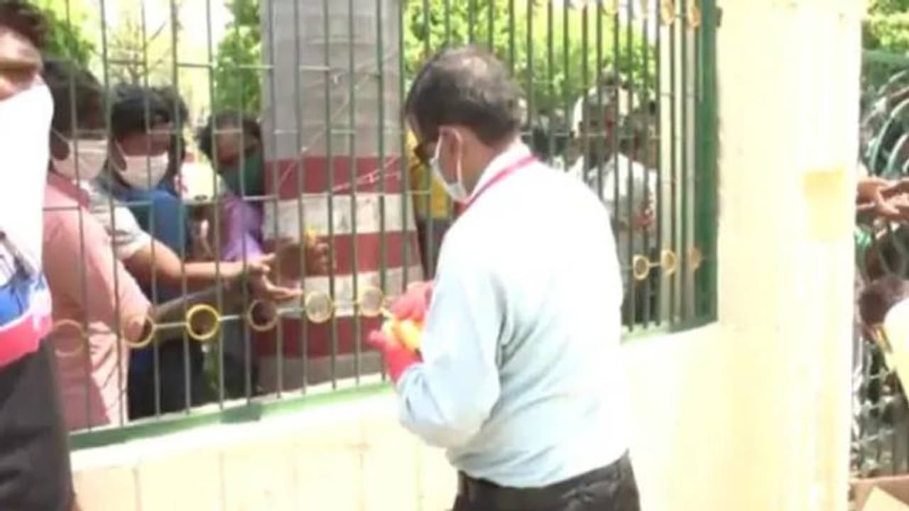 ആഹാരത്തിനായി തിക്കിത്തിരക്കുന്ന അതിഥി തൊഴിലാളികള്; യുപിയില് നിന്ന് മറ്റൊരു വീഡിയോ കൂടി ആഹാരത്തിനായി തിക്കിത്തിരക്കുന്ന അതിഥി തൊഴിലാളികള്; യുപിയില് നിന്ന് മറ്റൊരു വീഡിയോ കൂടി