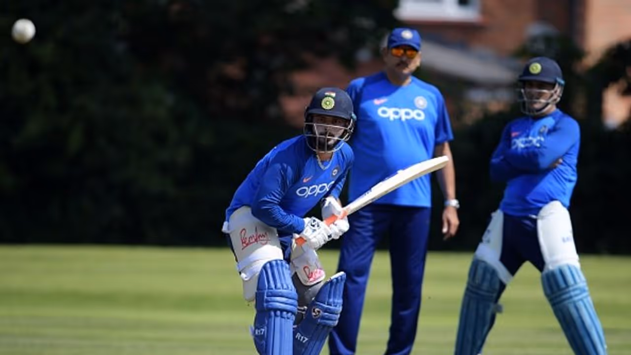 মাঠে ধোনি থাকলে পরিস্থিতি সকলের কাছেই সহজ হয়ে যায়, জানালেন পন্থ মাঠে ধোনি থাকলে পরিস্থিতি সকলের কাছেই সহজ হয়ে যায়, জানালেন পন্থ