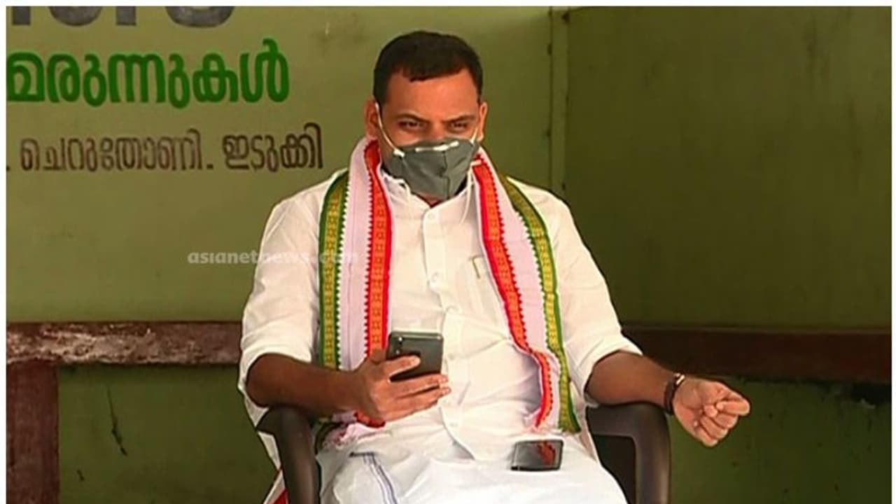 ഉപവാസ സമരവേദിയിൽ ജനം തടിച്ചുകൂടി; എംപി ഡീൻ കുര്യാക്കോസ് ഉൾപ്പടെ 15 പേർക്കെതിരെ കേസ് ഉപവാസ സമരവേദിയിൽ ജനം തടിച്ചുകൂടി; എംപി ഡീൻ കുര്യാക്കോസ് ഉൾപ്പടെ 15 പേർക്കെതിരെ കേസ്