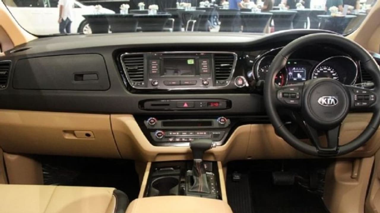 ബിഎംഡബ്ല്യുവില്‍ പാട്ടുംപാടിയെത്തി ഇന്നോവയുടെ എതിരാളിയെ വീട്ടുമുറ്റത്ത് എത്തിച്ച് ഗായകന്‍!