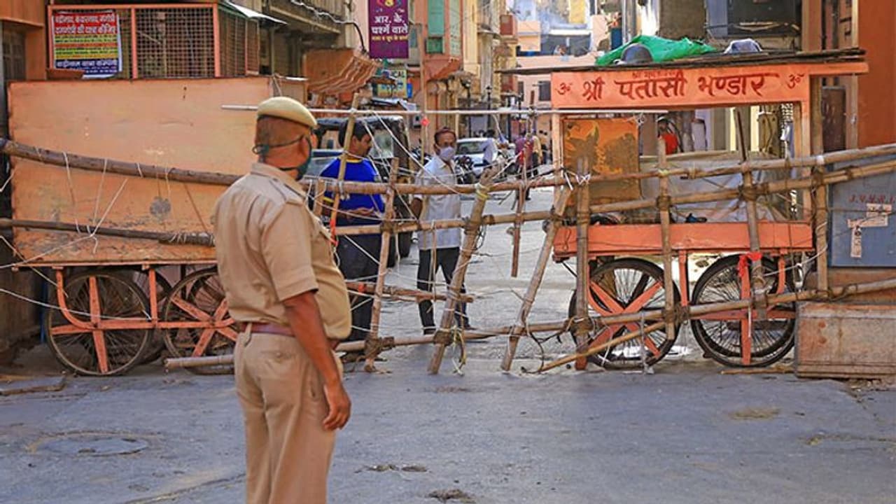 లాక్ డౌన్: పోలీసును కారు బానెట్ పై లాక్కెళ్లిన విద్యార్థి లాక్ డౌన్: పోలీసును కారు బానెట్ పై లాక్కెళ్లిన విద్యార్థి