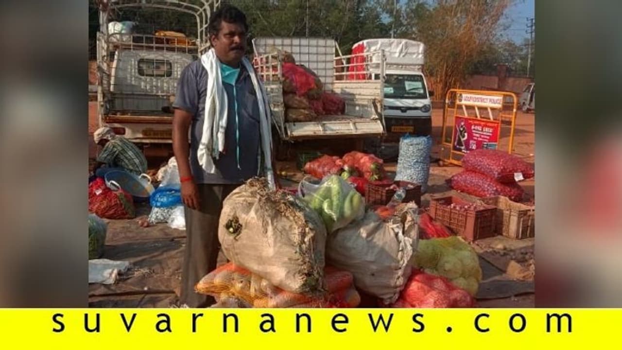 ಸಂತ್ರಸ್ತರ ಊಟಕ್ಕೆ ಉಚಿತ ತರಕಾರಿ ನೀಡುವ ಬಸವರಾಜ್ ಸಂತ್ರಸ್ತರ ಊಟಕ್ಕೆ ಉಚಿತ ತರಕಾರಿ ನೀಡುವ ಬಸವರಾಜ್