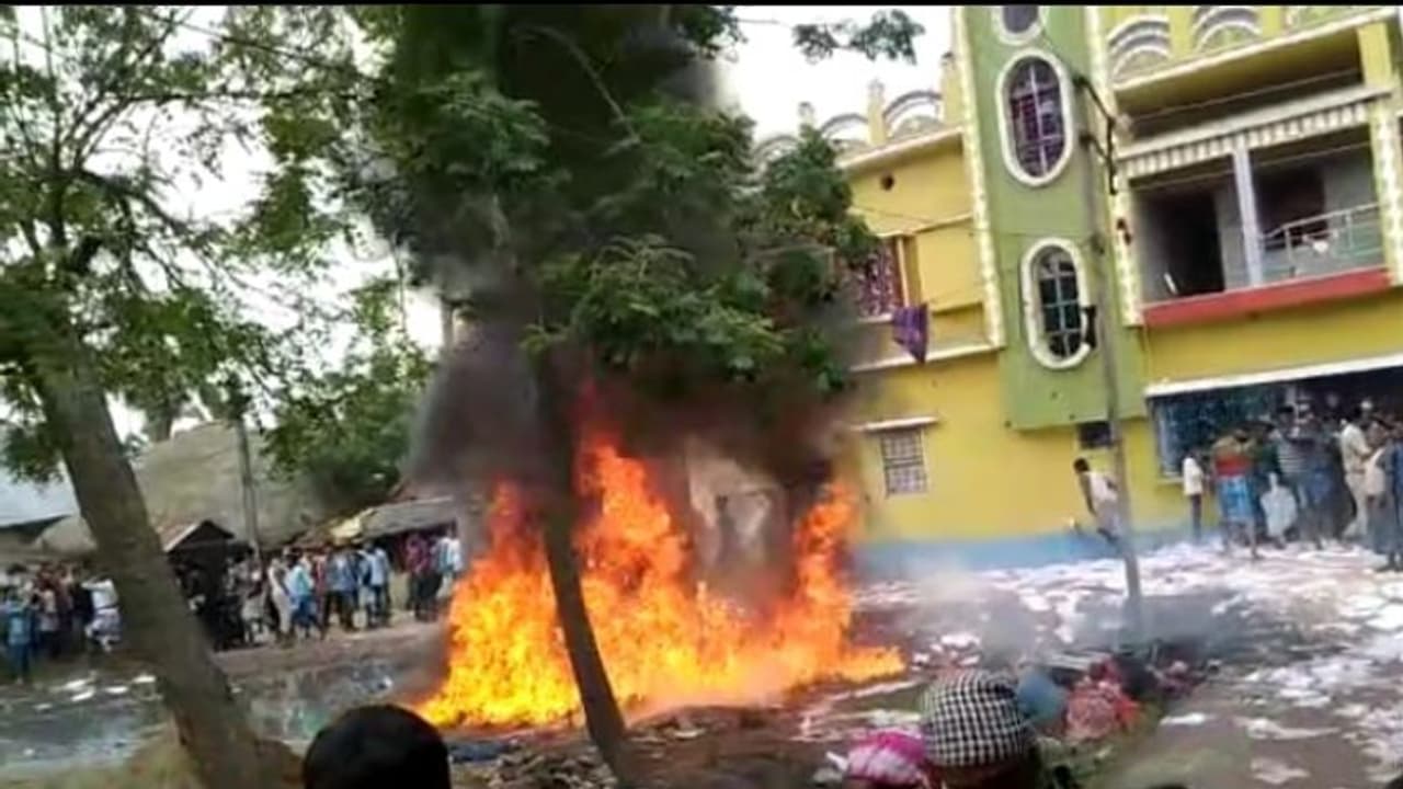 রেশনে 'কারচুপি', ডিলারের বাড়ির সামনে আগুন জ্বালিয়ে বিক্ষোভ গ্রাহকদের রেশনে 'কারচুপি', ডিলারের বাড়ির সামনে আগুন জ্বালিয়ে বিক্ষোভ গ্রাহকদের