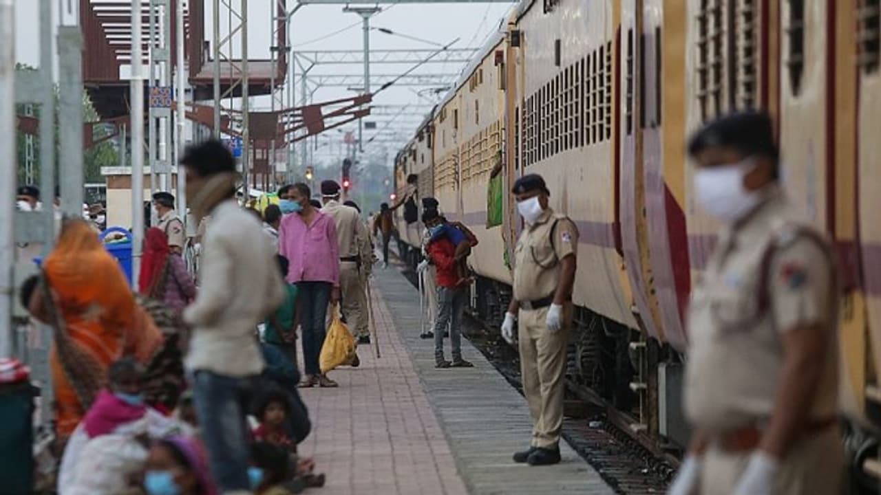 നാല് തീവണ്ടികൾ റദ്ദാക്കി; ബിഹാറിലേക്ക് ഇന്ന് അതിഥി തൊഴിലാളികൾക്ക് മടങ്ങാനാകില്ല നാല് തീവണ്ടികൾ റദ്ദാക്കി; ബിഹാറിലേക്ക് ഇന്ന് അതിഥി തൊഴിലാളികൾക്ക് മടങ്ങാനാകില്ല