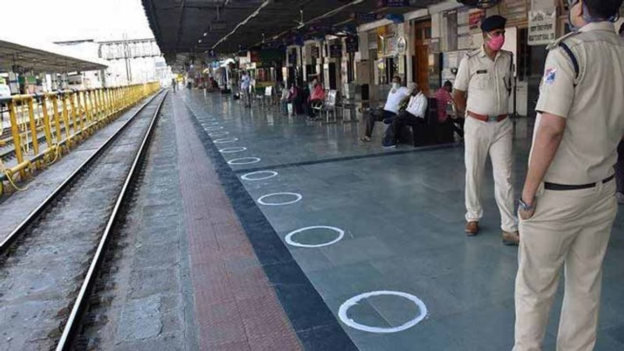 শ্রমিক ট্রেন নিয়ে যুযুধান কংগ্রেস ও বিজেপি, ভাড়ায় ৮৫ শতাংশ ভর্তুকি রেলের