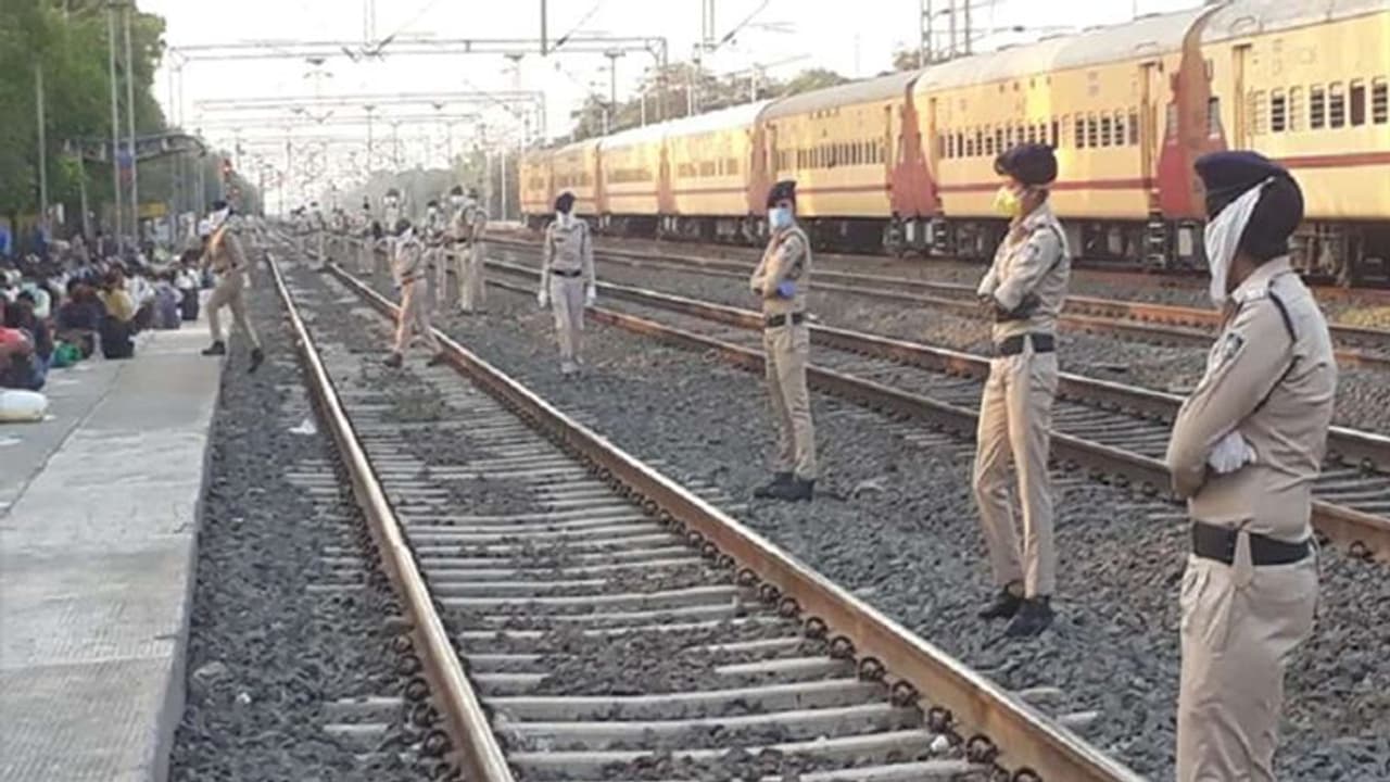 తాగిన మత్తులో రైలు పట్టాలపై తలపెట్టుకుని పడుకున్నారు.. అంతే..