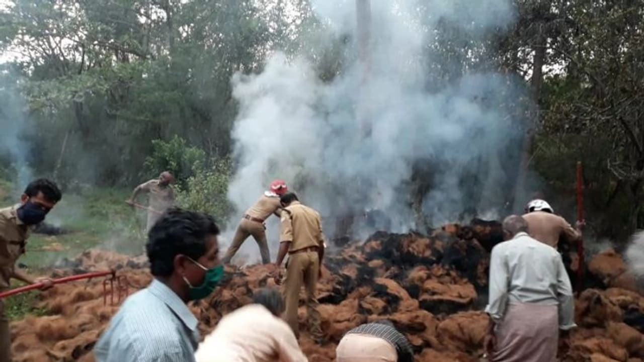 വയലാറില് ചകിരി മില്ലിന് തീപിടിച്ച് വൻ നാശനഷ്ടം വയലാറില് ചകിരി മില്ലിന് തീപിടിച്ച് വൻ നാശനഷ്ടം