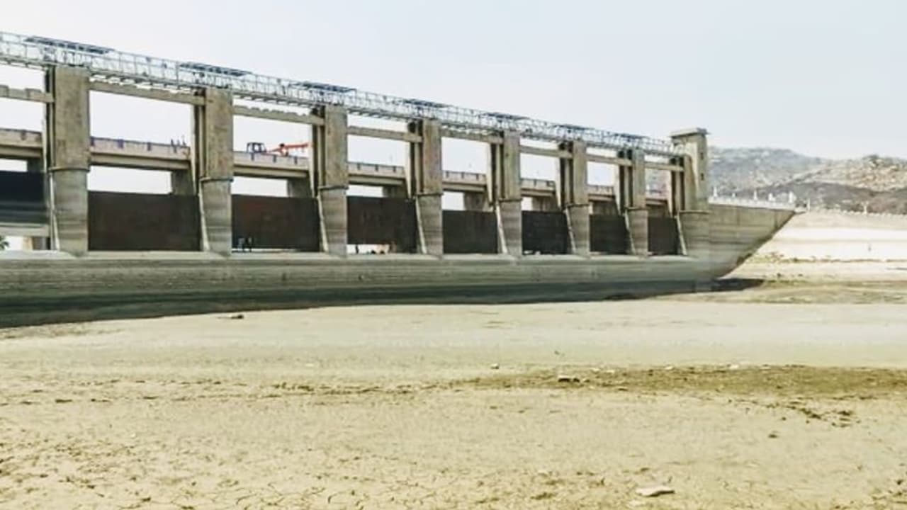 ನವಲಿ ಡ್ಯಾಂ ನಿರ್ಮಾಣಕ್ಕೆ ಗ್ರೀನ್ ಸಿಗ್ನಲ್: ಗಂಗಾವತಿ ಭಾಗದಲ್ಲಿ ಭೂಮಿಗೆ ಬಂತು ಚಿನ್ನದ ಬೆಲೆ..! ನವಲಿ ಡ್ಯಾಂ ನಿರ್ಮಾಣಕ್ಕೆ ಗ್ರೀನ್ ಸಿಗ್ನಲ್: ಗಂಗಾವತಿ ಭಾಗದಲ್ಲಿ ಭೂಮಿಗೆ ಬಂತು ಚಿನ್ನದ ಬೆಲೆ..!