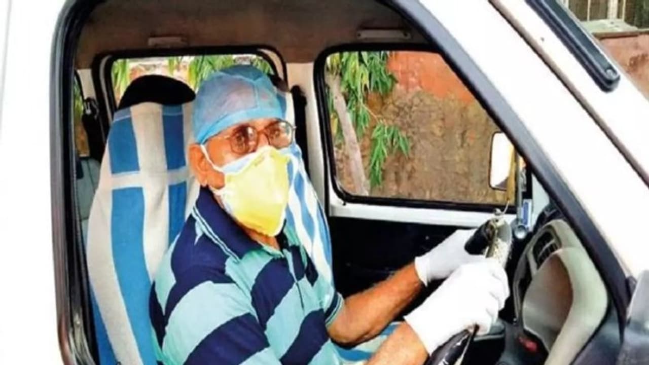 'കൊവിഡുമായുള്ള യുദ്ധം എന്ന് ജയിക്കുമോ, അന്നേ വീട്ടിലേക്കുള്ളൂ'; 42 ദിവസമായി ആംബുലന്സ് വീടാക്കി 65കാരന് 'കൊവിഡുമായുള്ള യുദ്ധം എന്ന് ജയിക്കുമോ, അന്നേ വീട്ടിലേക്കുള്ളൂ'; 42 ദിവസമായി ആംബുലന്സ് വീടാക്കി 65കാരന്