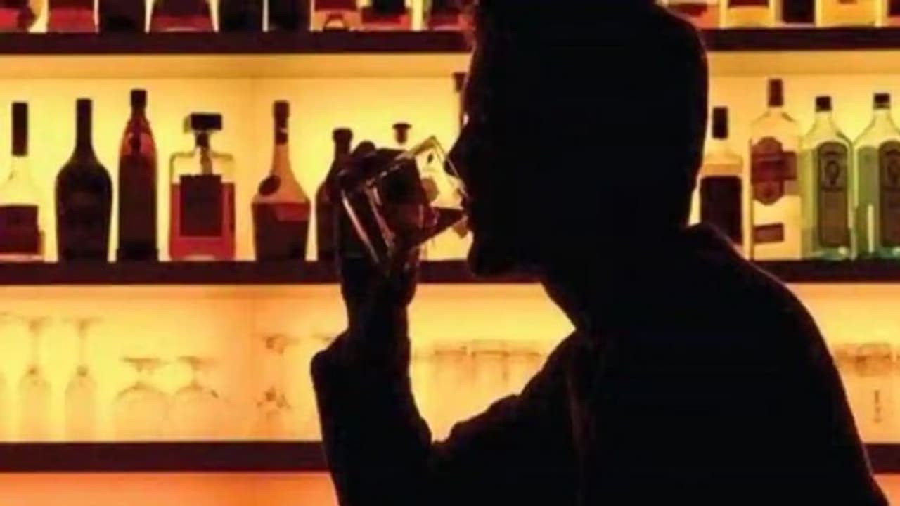 ಬಿಗ್ ನ್ಯೂಸ್: ಬಾರ್ ಓಪನ್ ಮಾಡುವಂತಿಲ್ಲ, ಆದ್ರೂ ಮದ್ಯ ಮಾರಾಟಕ್ಕೆ ಅನುಮತಿ ಬಿಗ್ ನ್ಯೂಸ್: ಬಾರ್ ಓಪನ್ ಮಾಡುವಂತಿಲ್ಲ, ಆದ್ರೂ ಮದ್ಯ ಮಾರಾಟಕ್ಕೆ ಅನುಮತಿ