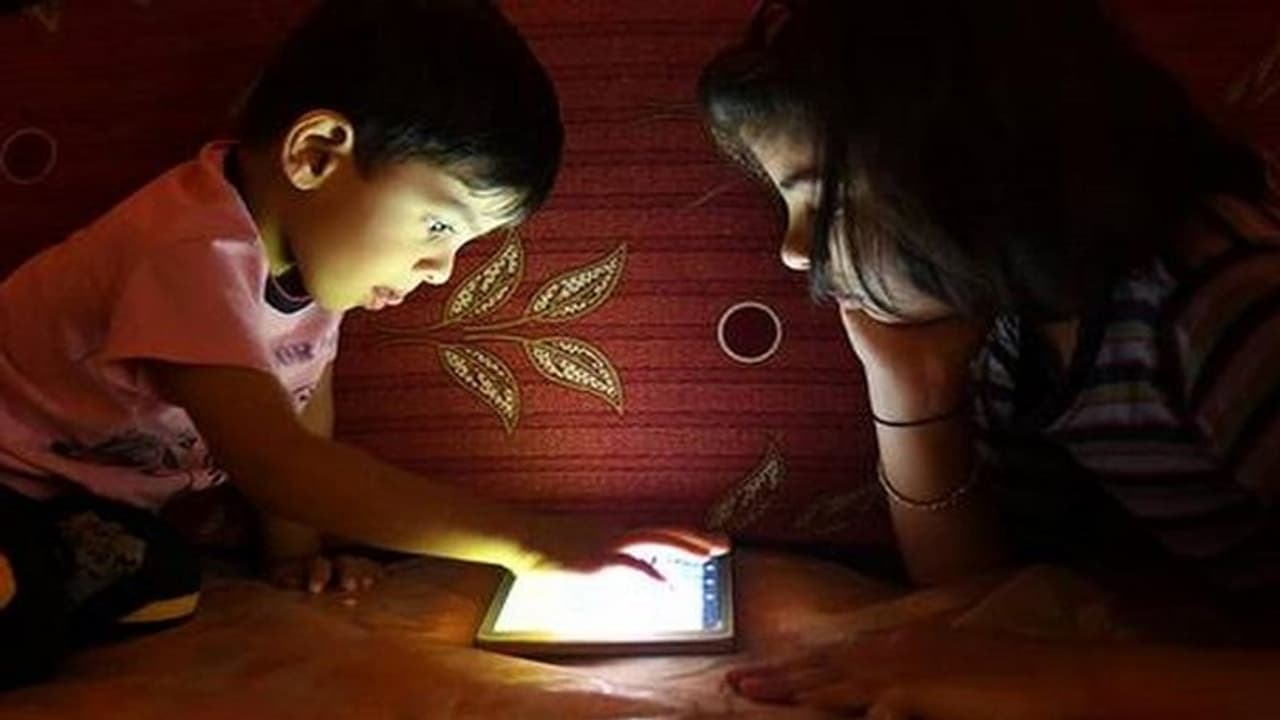 लॉकडाउन में बच्चों पर खास ध्यान देना है जरूरी, अपनाएं ये 5 टिप्स लॉकडाउन में बच्चों पर खास ध्यान देना है जरूरी, अपनाएं ये 5 टिप्स