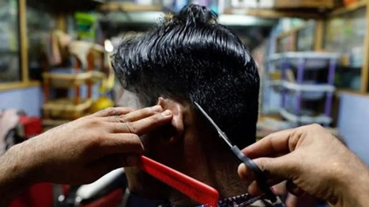 Barber in US who kept shop open during lockdown tests positive for coronavirus