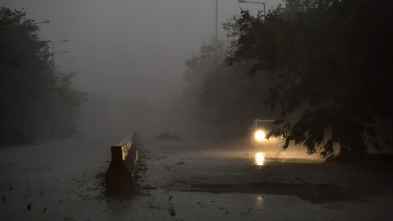 আগামী ৭২ ঘণ্টায় ফের কালবৈশাখী, ভারী বৃষ্টিতে ভাসতে চলেছে কলকাতা সহ দক্ষিণবঙ্গে
